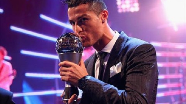 Đánh bại Messi và Neymar, Ronaldo xuất sắc nhất thế giới năm 2017