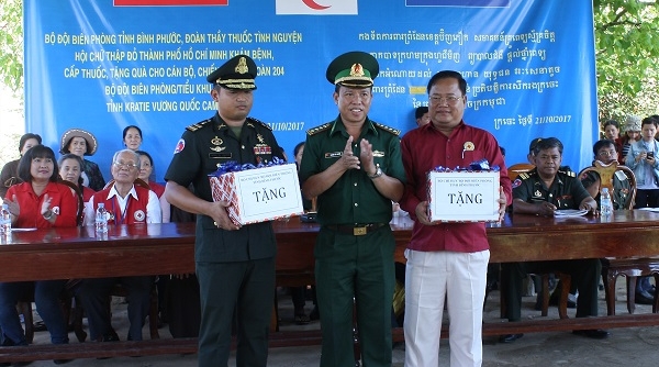 Đoàn thầy thuốc tình nguyện quốc tế Việt Nam khám bệnh cho LLVT Campuchia