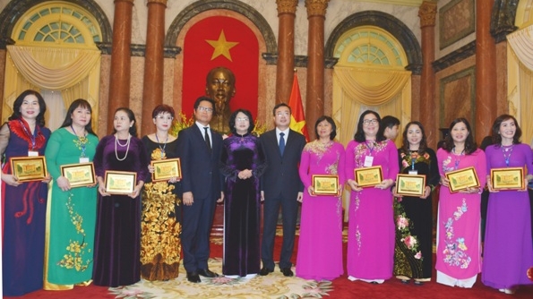 Cúp Bông hồng Vàng tôn vinh 100 nữ doanh nhân Việt Nam tiêu biểu
