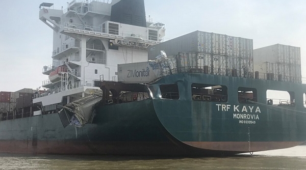 TP. HCM: 2 tàu chở hàng đâm nhau trên sông Đồng Nai, người dân “bủa vây” hôi của