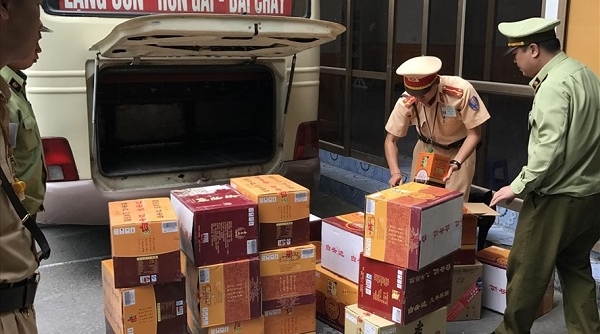 Bắt giữ ô tô khách chở 70 thùng rượu do Trung Quốc sản xuất
