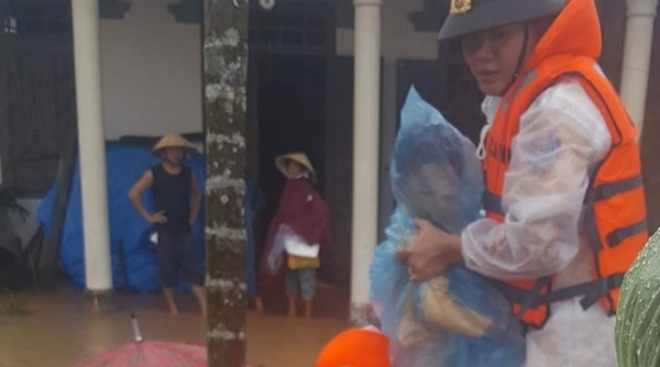 Huế: Công an kịp thời đưa cháu bé đi cấp cứu trong mưa lũ