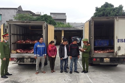Ninh Bình: Bắt giữ gần 1 tấn thịt bò thối khi đang trên đường đi tiêu thụ