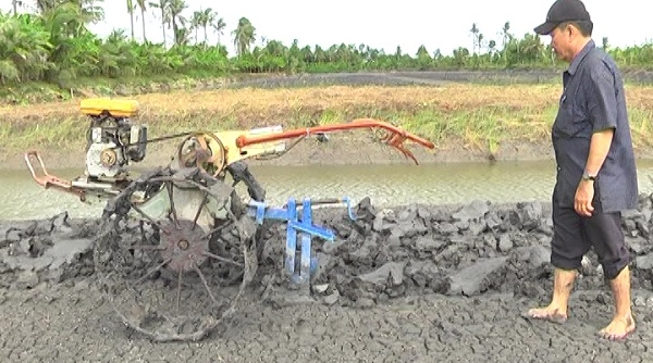 Cà Mau: Nông dân chế tạo thành công máy cày cải tạo đất nuôi tôm