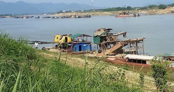Xã Vĩnh Phú (Phù Ninh, Phú Thọ): “Nóng” việc người dân giữ tàu khai thác cát
