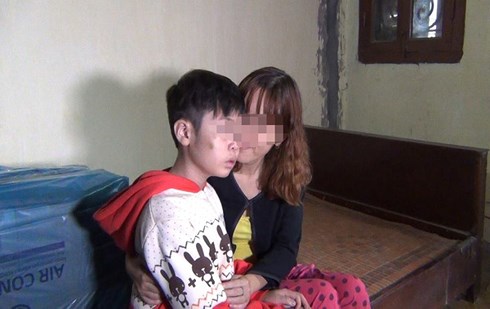 Hà Nội: Khởi tố bố đẻ và mẹ kế đánh bé trai 10 tuổi chấn thương sọ não
