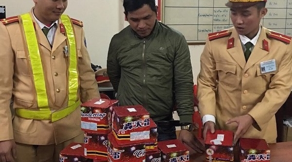 Quảng Ninh: Bắt giữ đối tượng vận chuyển 4 hộp pháo nổ trái phép