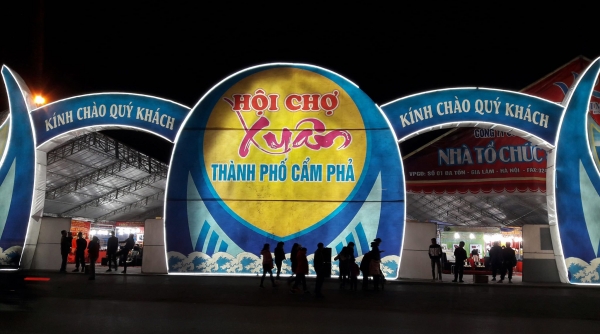 Hội chợ Xuân Cẩm Phả (Quảng Ninh): Thu hút hàng trăm người mua sắm