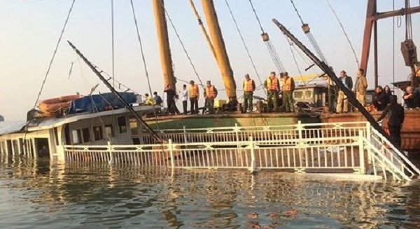 Va chạm sà lan, tàu du lịch chở 31 du khách bị chìm trên vịnh Hạ Long