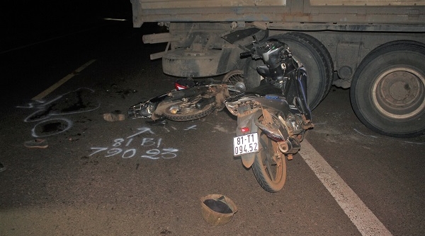 Gia Lai: 2 xe máy tông liên tiếp vào đuôi xe tải khiến 4 người thương vong
