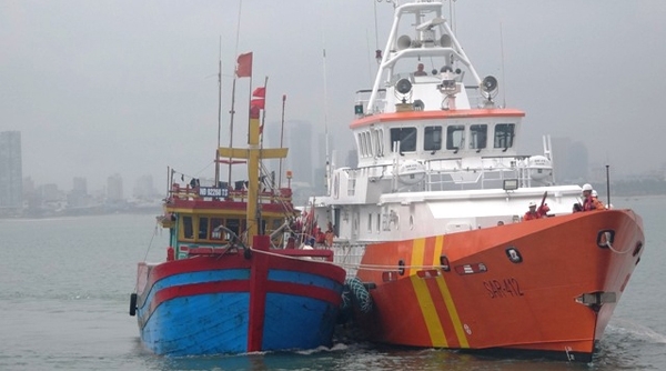 Cứu 6 thuyền viên tàu sắp chìm trên vùng biển Cửa Việt (Quảng Trị)