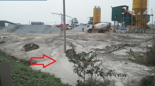 Hai trạm trộn bê tông không phép ngang nhiên xả thải ra sông Đào