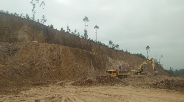 Nghệ An: Bị đình chỉ dự án vẫn ngang nhiên “xẻ núi” lấy đất