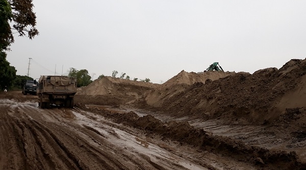 Văn Giang (Hưng Yên): Người dân bức xúc vì bãi tập kết cát gây ô nhiễm môi trường