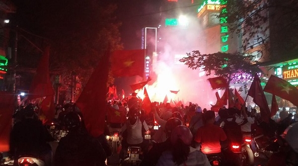 Hải Phòng: Cờ đỏ, pháo sáng ngập đường phố mừng U23 Việt Nam vào chung kết