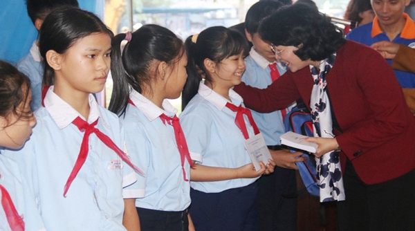 Phó Chủ tịch nước thăm và tặng quà tết cho người nghèo tại Thừa Thiên Huế