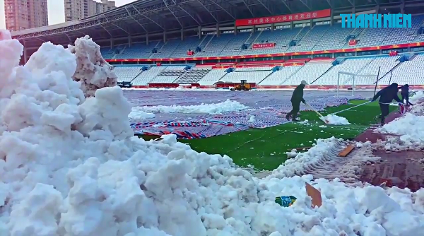 Tuyết phủ kín sân vận động Thường Châu, trận chung kết vẫn diễn ra bình thường