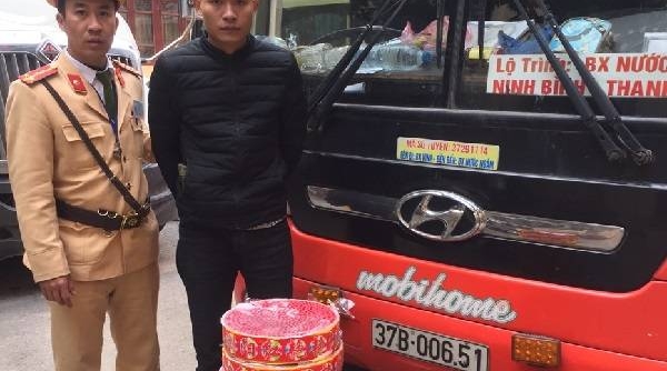 Bắc Giang: Bắt đối tượng vận chuyển pháo trái phép trên xe khách