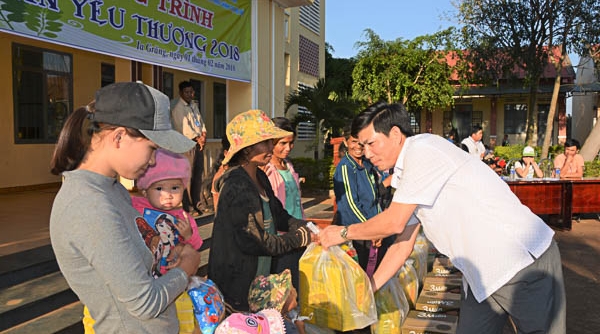 Gia Lai: 200 phần quà trao tay cho đồng bào nghèo DTTS đón Tết