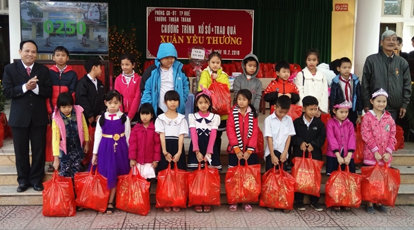 HTX Vận tải ô tô Tiến Đạt tham gia trao quà cho học sinh nghèo tỉnh Thừa Thiên Huế