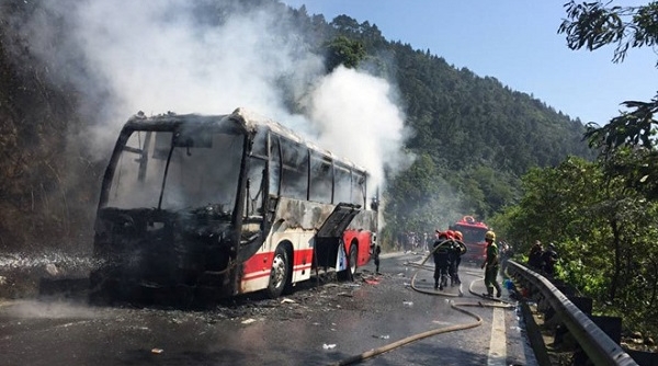 29 hành khách nước ngoài hoảng loạn khi chiếc ô tô đột ngột phát hỏa