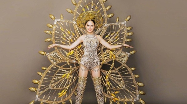 Hương Giang Idol khoe trang phục dân tộc nặng 55 kg tại Miss International Queen Pageant