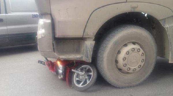 Hà Nội: thêm vụ va chạm với xe tải, một người phụ nữ tử vong tại chỗ