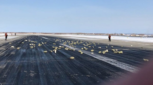 Chuyện lạ: Gần 200 thỏi vàng bị rơi khi máy bay cất cánh