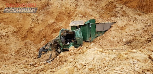 Hà Nội: Sập mỏ đất trái phép, tài xế cùng chiếc xe ben bị vùi lấp trong núi đất đá