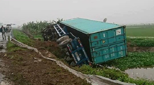 Thái Bình: Tai nạn giao thông, container bay xuống kênh, xe con bẹp rúm