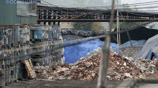 Hàng loạt thùng phi “bí ẩn” trong khuôn viên Công ty XNK Đà Nẵng gây ô nhiễm môi trường?