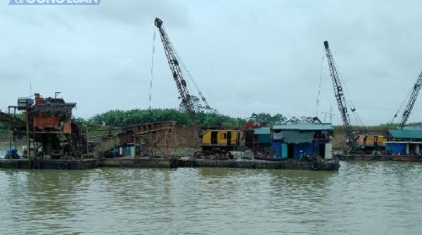 Thừa Thiên Huế: Bắt giữ 2 tàu khai thác cát trái phép trên sông Hương