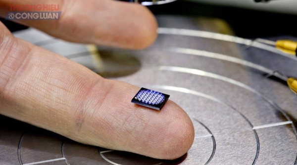 IBM ra mắt máy tính siêu nhỏ chỉ bằng hạt muối