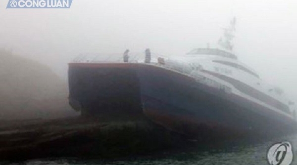 Hơn 190 người bị mắc cạn ở ngoài khơi Hàn Quốc do tàu đâm vào đá
