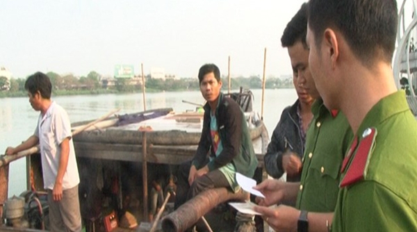 Liên tiếp bắt giữ nhiều thuyền khai thác cát trái phép trên sông Hương