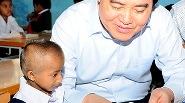 Bộ trưởng Bộ Giáo dục & Đào tạo thăm cậu học trò 10 tuổi tý hon nặng 3,9 kg