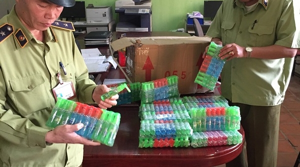 Lạng Sơn: Thu giữ 18.000 chai nước hoa quả nhập lậu
