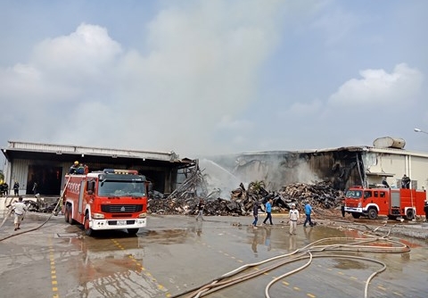 Quảng Ninh: Cháy lớn tại KCN Hải Yến, thiêu rụi hàng ngàn tấn nguyên liệu