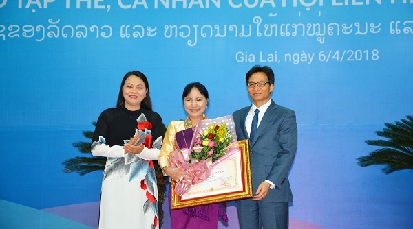 Trao tặng Huân chương Nhà nước Việt Nam, Lào cho phụ nữ hai nước