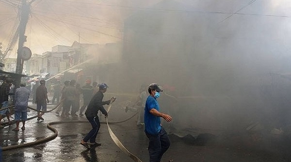 Tiền Giang: Nhiều nhà dân bị lửa thiêu rụi tại trung tâm thành phố