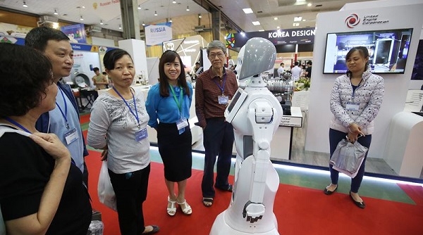 “Cô gái” robot ra mắt trong hội chợ Expo 2018