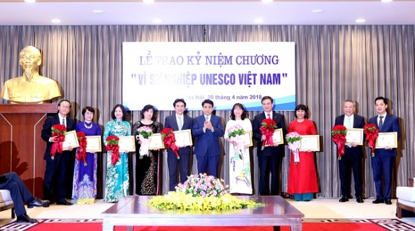 Trao tặng kỷ niệm chương “Vì sự nghiệp UNESCO Việt Nam”