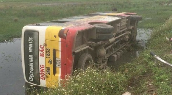 Tránh xe công nông, xe buýt lật nhào xuống ruộng khiến hàng chục hành khách “tắm bùn”