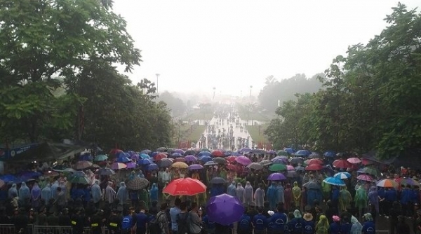 Hàng vạn du khách đội mưa trẩy hội Lễ hội Đền Hùng 2018