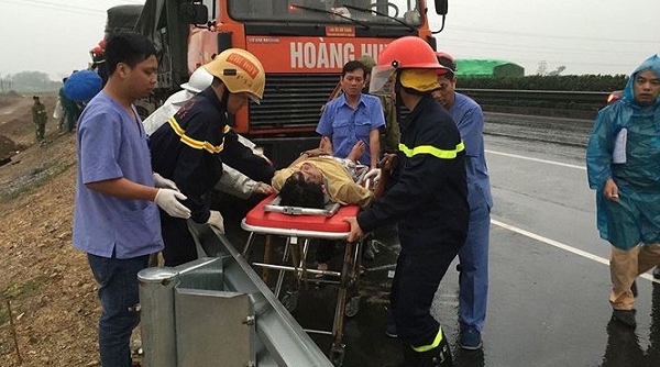 Xe tải va chạm với xe container trên cao tốc Pháp Vân – Cầu Giẽ khiến 3 người thương vong