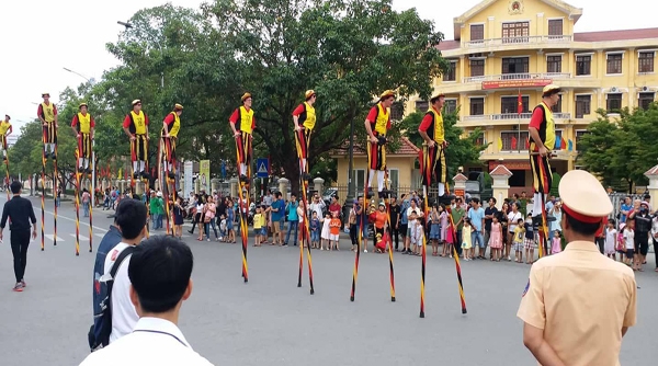 Du khách thích thú với lễ hội đường phố "Sắc màu văn hóa" tại Festival Huế 2018