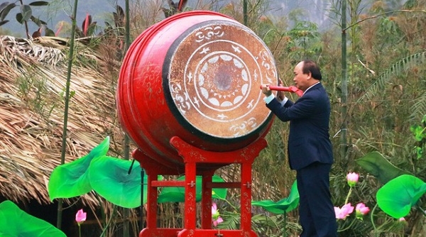 Thủ tướng Nguyễn Xuân Phúc đánh trống khai mạc Lễ hội Tràng An 2018