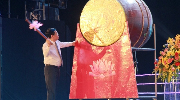 Phó Thủ tướng Vương Đình Huệ đánh trống khai hội du lịch Cửa Lò 2018