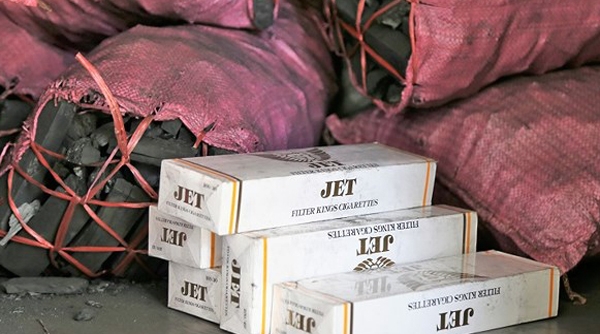 Hơn 1.000 gói thuốc Jet và 3 tấn đường được ngụy trang trong bao chứa than