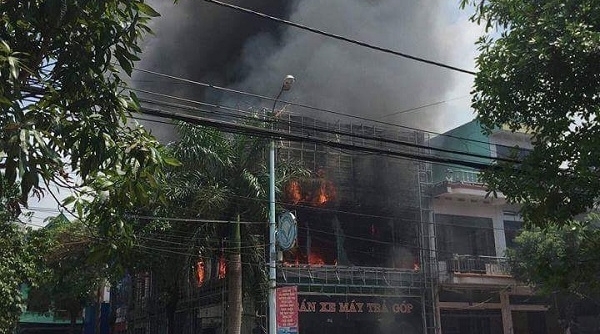 Quảng Ninh: Cửa hàng điện máy chìm trong biển lửa